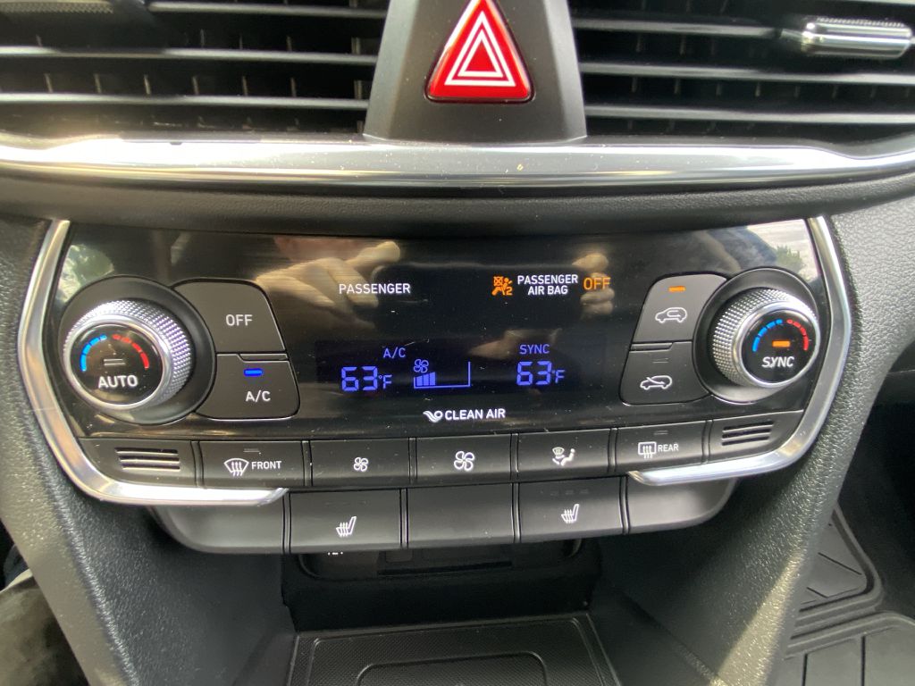 Photo 17 of this HYUNDAI SANTA FE