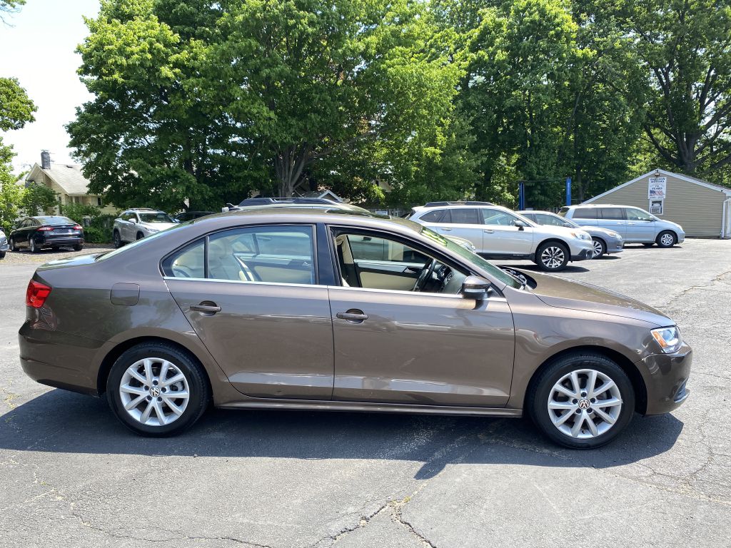 Photo 7 of this VOLKSWAGEN JETTA SE