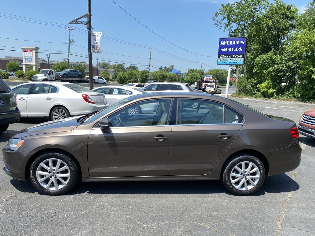 Photo 8 of this VOLKSWAGEN JETTA SE