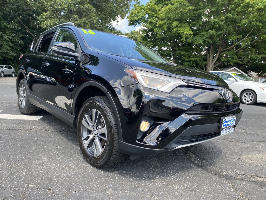 Photo 3 of this TOYOTA RAV4 XLE AWD