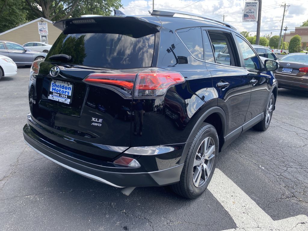 Photo 5 of this TOYOTA RAV4 XLE AWD