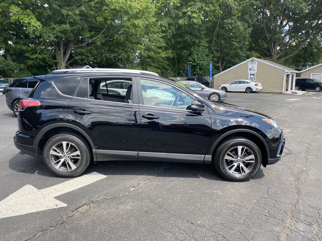 Photo 7 of this TOYOTA RAV4 XLE AWD