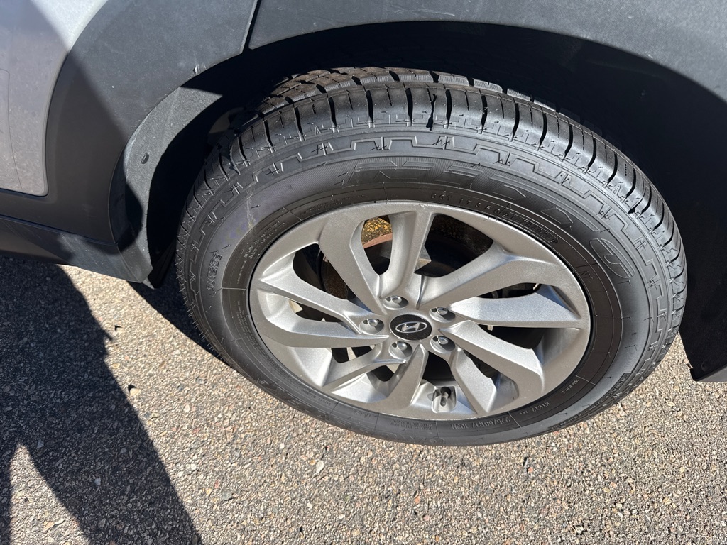 Photo 7 of this HYUNDAI TUCSON