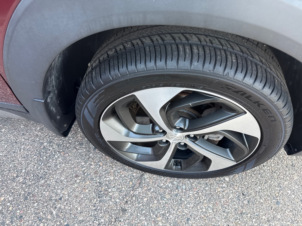 Photo 11 of this HYUNDAI TUCSON