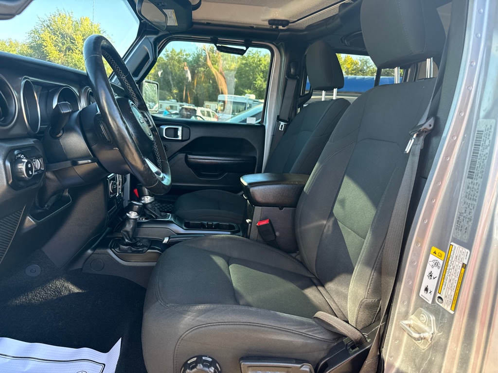 Photo 8 of this JEEP GLADIATOR