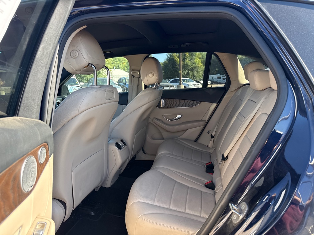 Photo 12 of this MERCEDES-BENZ GLC