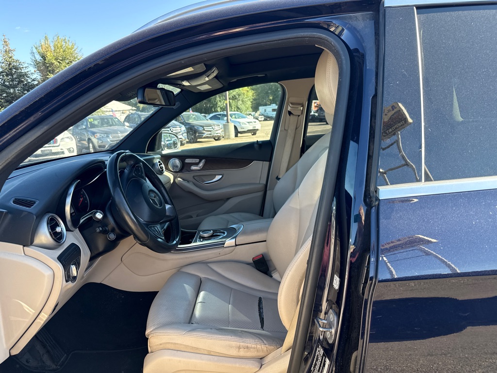 Photo 10 of this MERCEDES-BENZ GLC