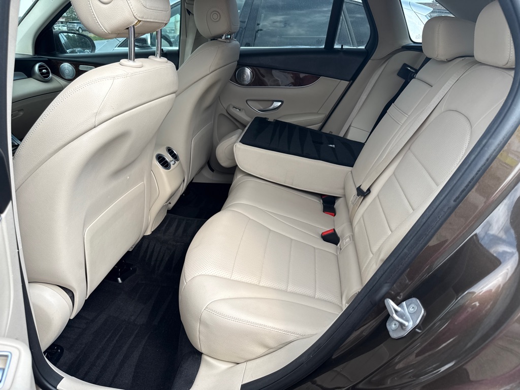 Photo 11 of this MERCEDES-BENZ GLC