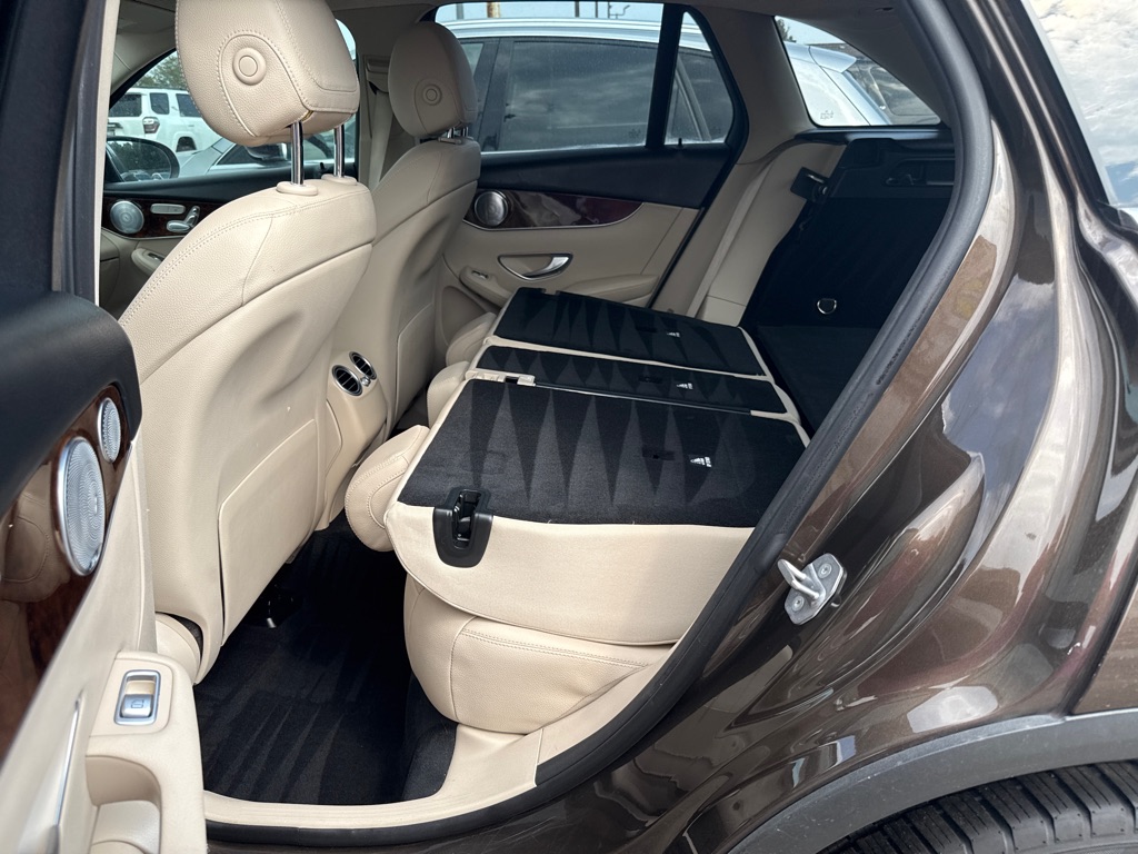Photo 9 of this MERCEDES-BENZ GLC