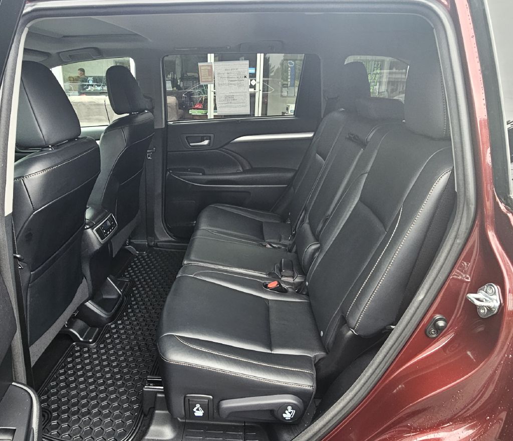 Photo 10 of this TOYOTA HIGHLANDER