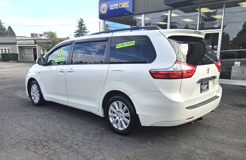 Photo 3 of this TOYOTA SIENNA