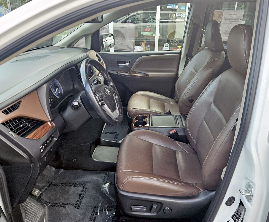 Photo 8 of this TOYOTA SIENNA
