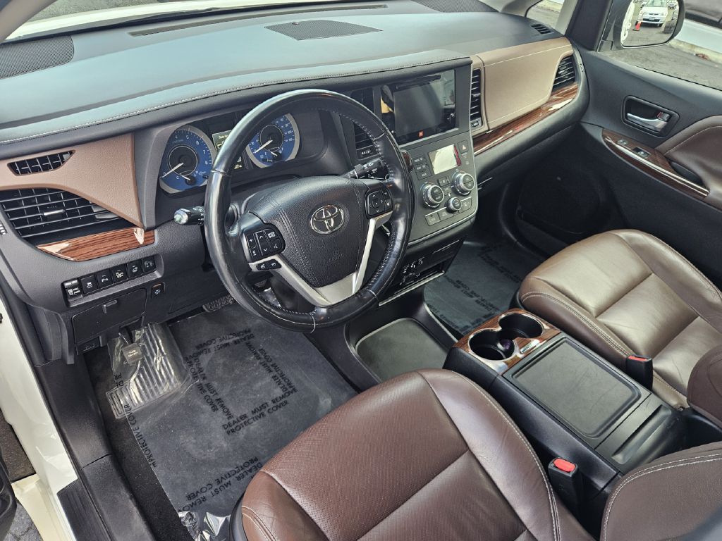 Photo 9 of this TOYOTA SIENNA