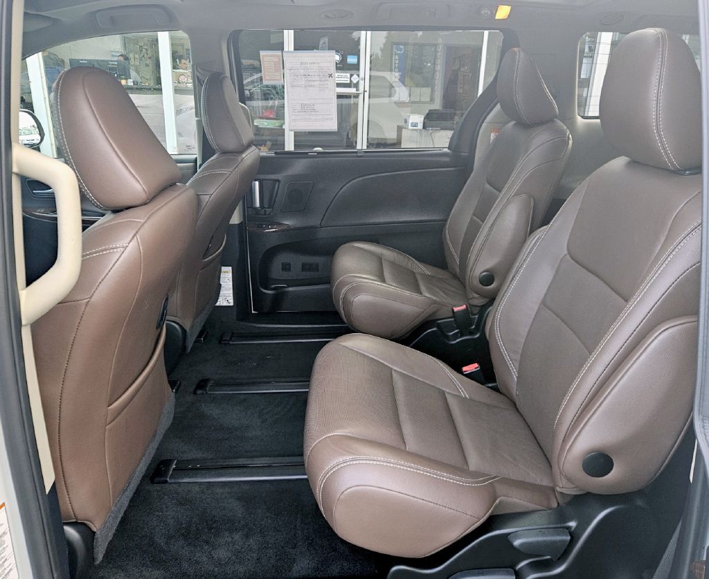 Photo 11 of this TOYOTA SIENNA