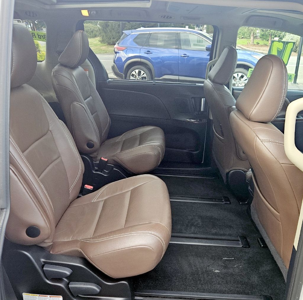 Photo 14 of this TOYOTA SIENNA