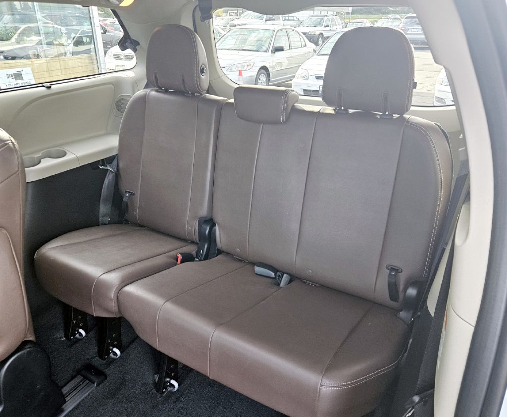 Photo 15 of this TOYOTA SIENNA