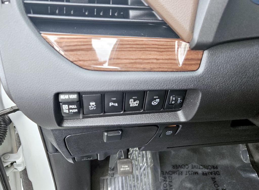 Photo 19 of this TOYOTA SIENNA