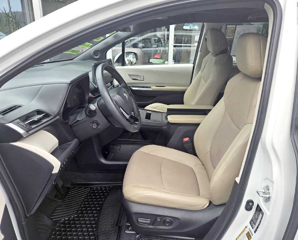 Photo 9 of this TOYOTA SIENNA
