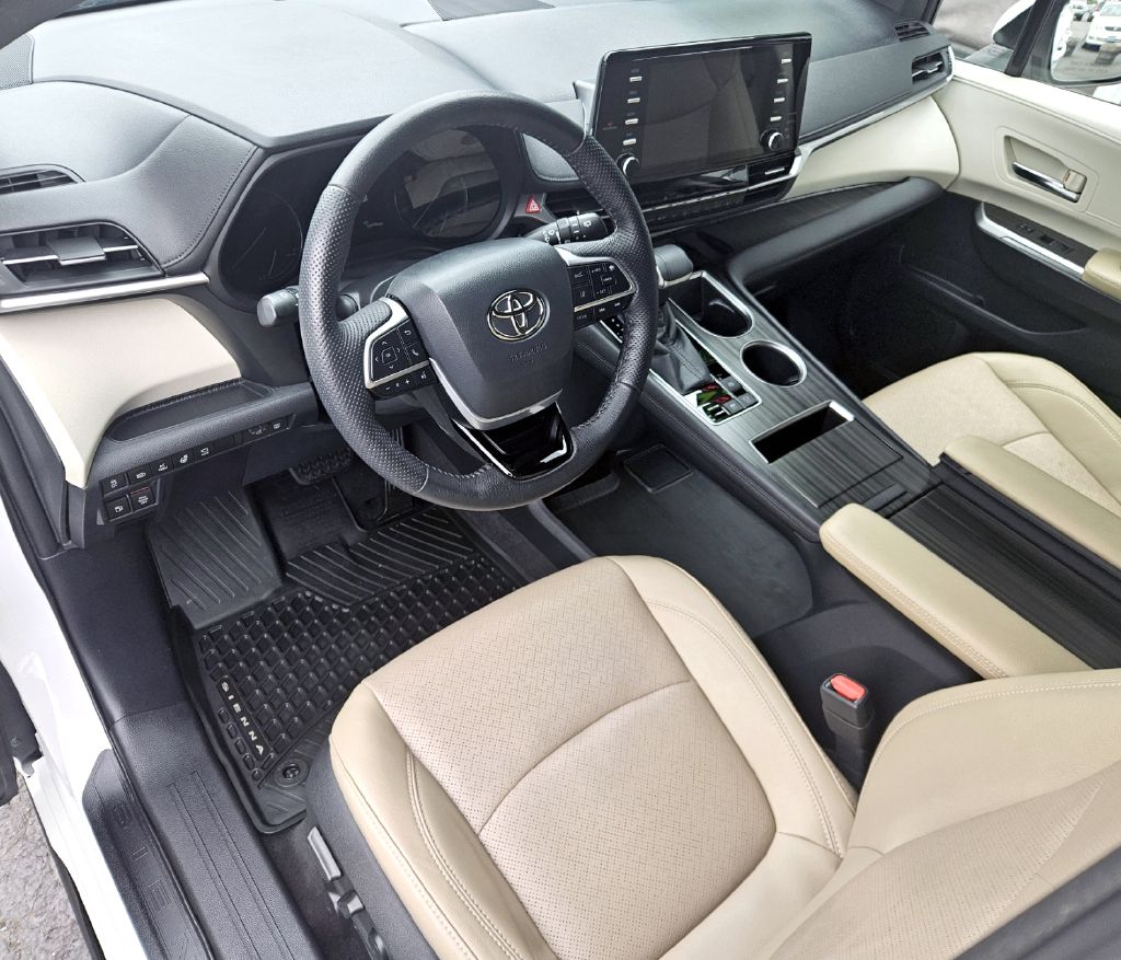 Photo 10 of this TOYOTA SIENNA