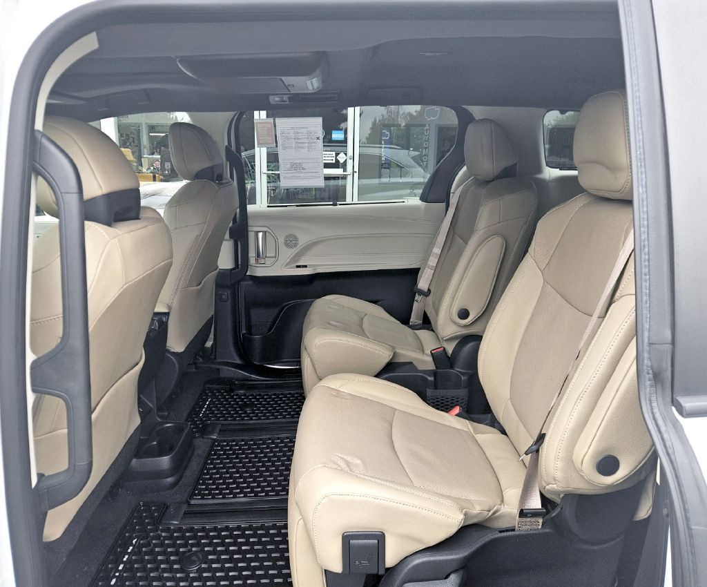 Photo 12 of this TOYOTA SIENNA