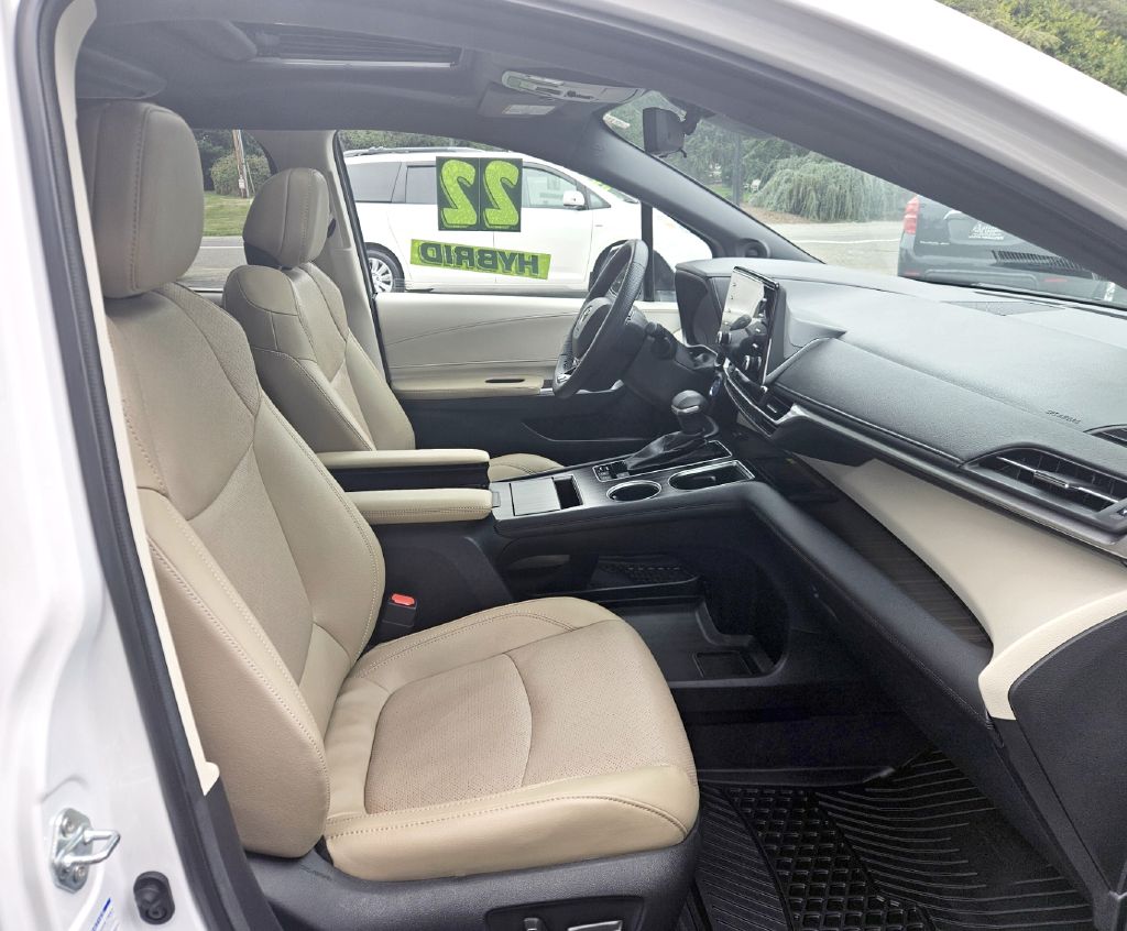 Photo 13 of this TOYOTA SIENNA
