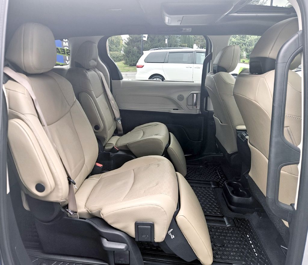 Photo 15 of this TOYOTA SIENNA