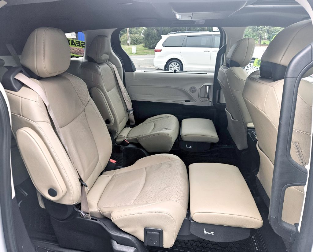 Photo 16 of this TOYOTA SIENNA
