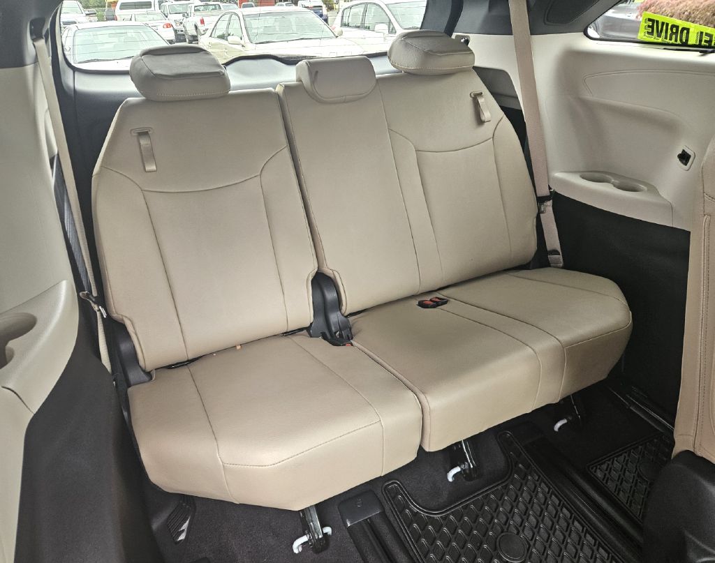 Photo 17 of this TOYOTA SIENNA