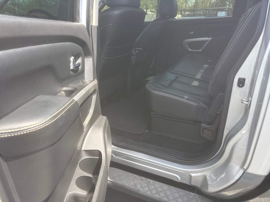 Photo 14 of this NISSAN TITAN