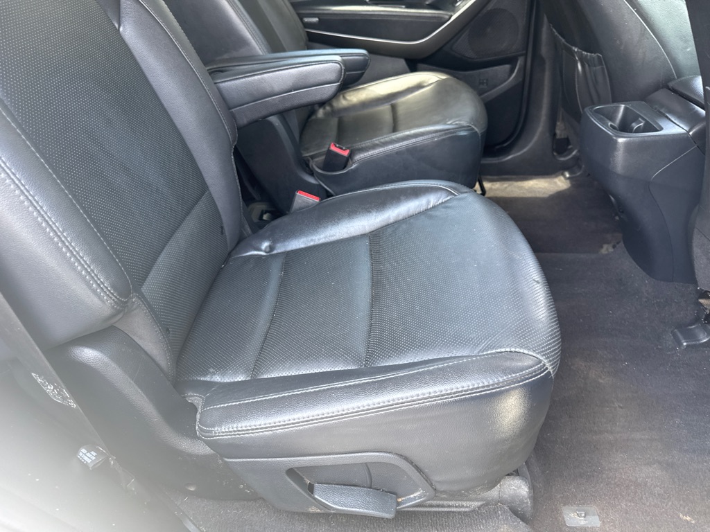 Photo 21 of this HYUNDAI SANTA FE