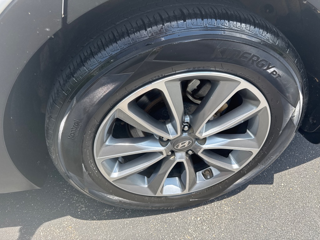 Photo 8 of this HYUNDAI SANTA FE