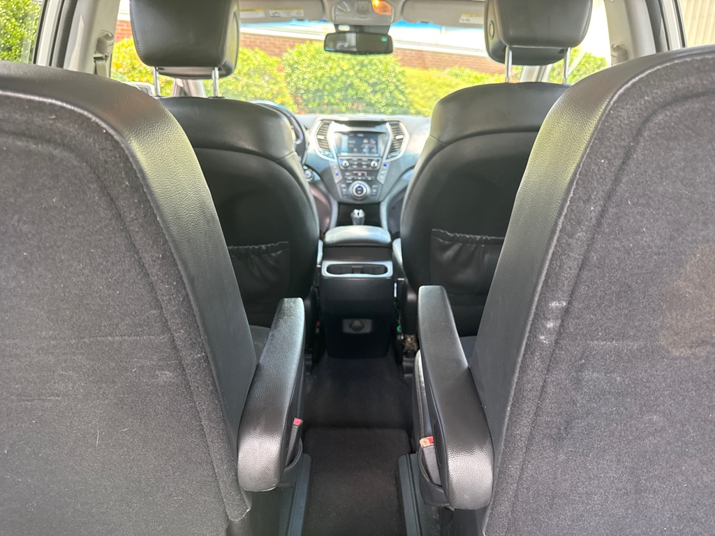 Photo 18 of this HYUNDAI SANTA FE