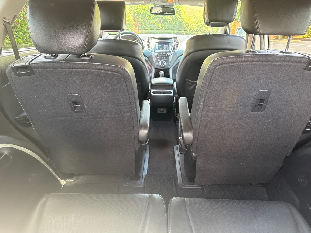 Photo 15 of this HYUNDAI SANTA FE