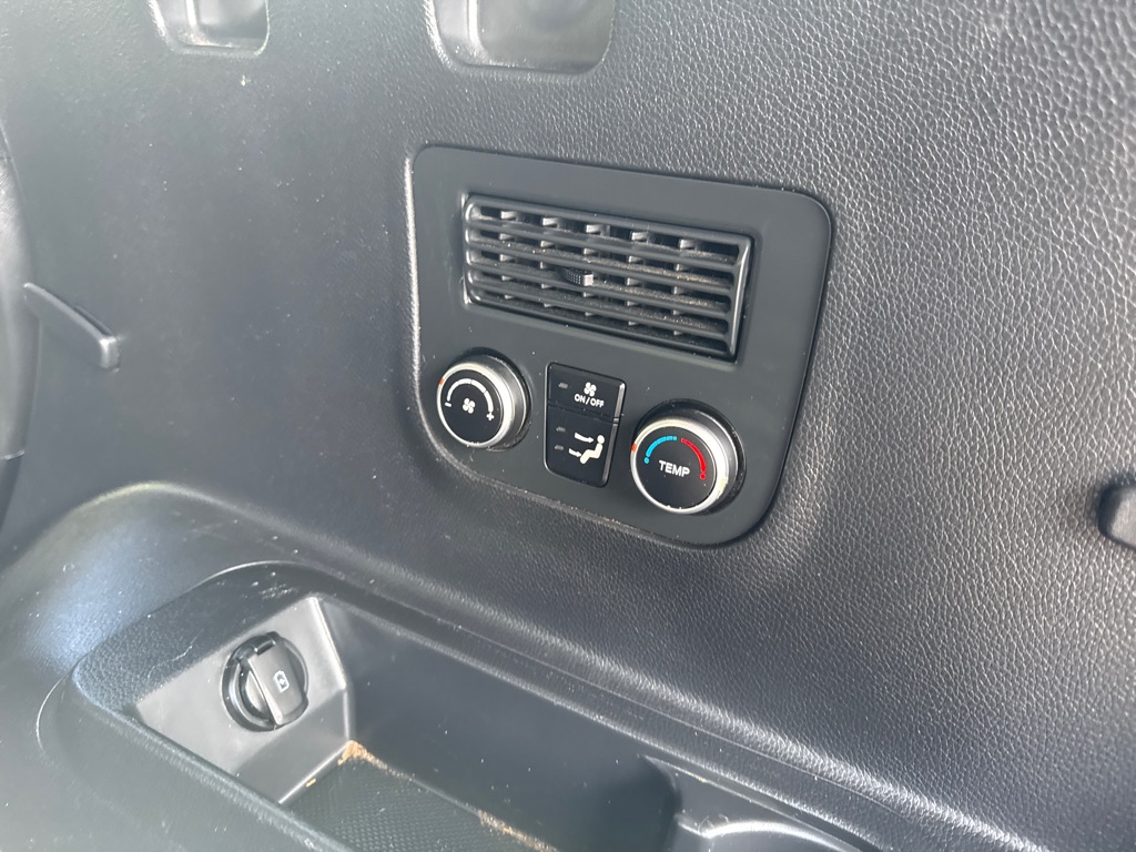 Photo 17 of this HYUNDAI SANTA FE