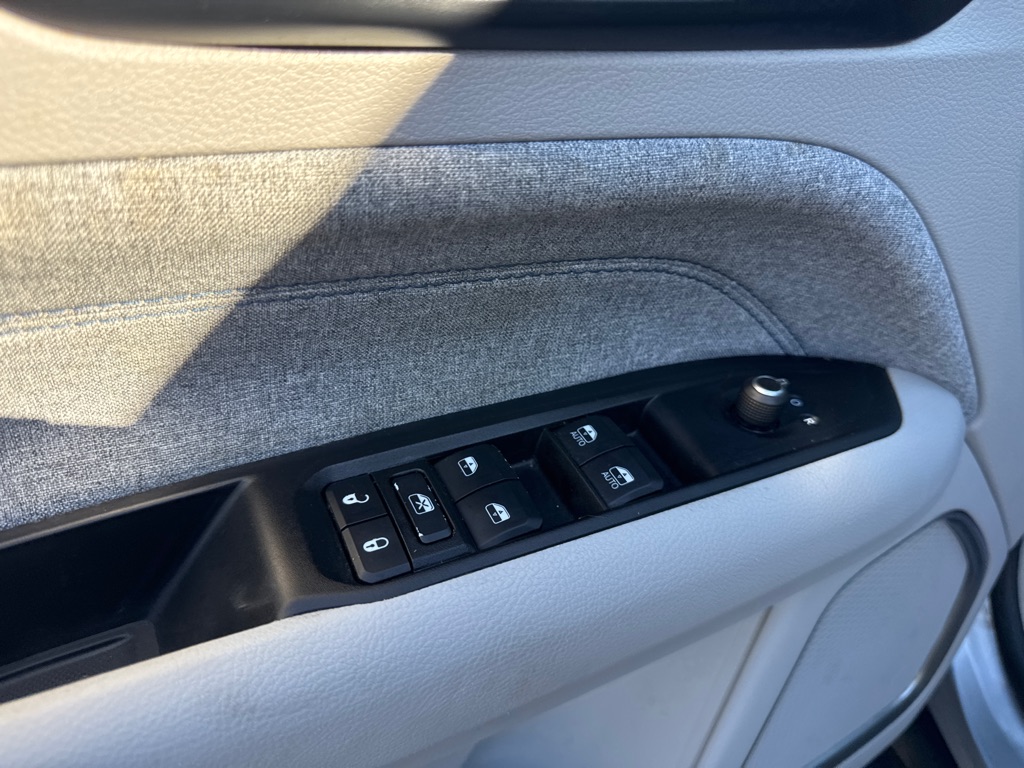 Photo 28 of this JEEP COMPASS