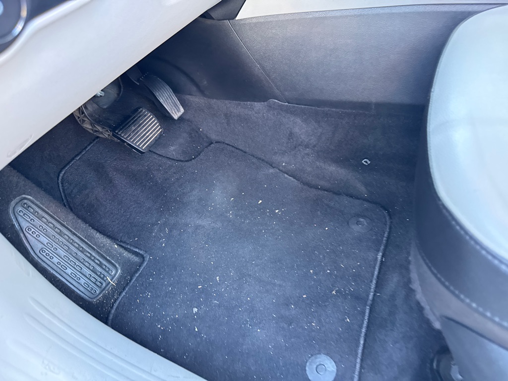 Photo 27 of this JEEP COMPASS