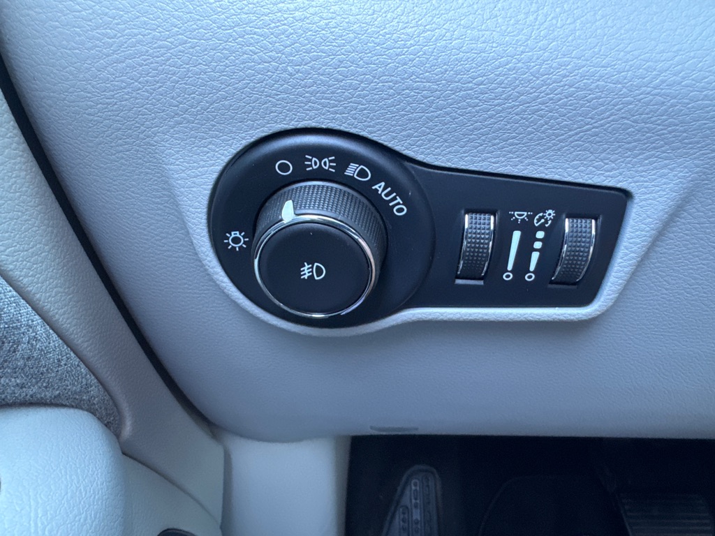 Photo 39 of this JEEP COMPASS