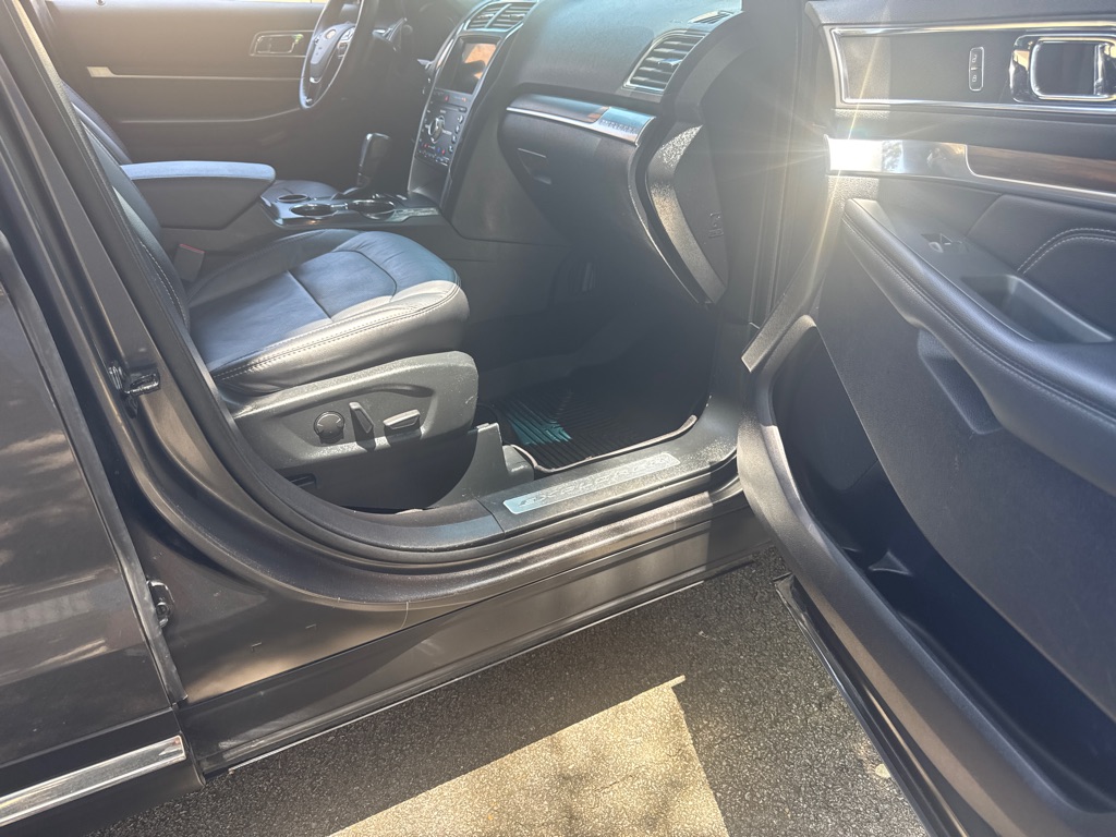 Photo 33 of this FORD EXPLORER