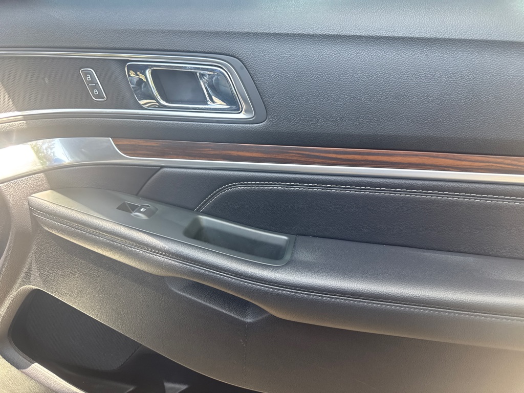 Photo 34 of this FORD EXPLORER