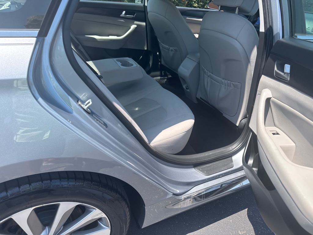 Photo 17 of this HYUNDAI SONATA