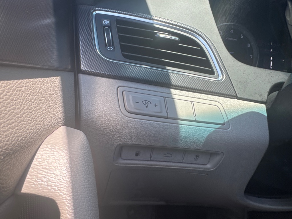 Photo 35 of this HYUNDAI SONATA