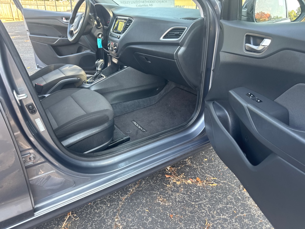 Photo 18 of this HYUNDAI ACCENT