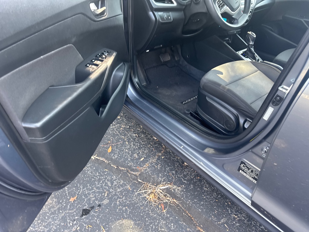 Photo 23 of this HYUNDAI ACCENT