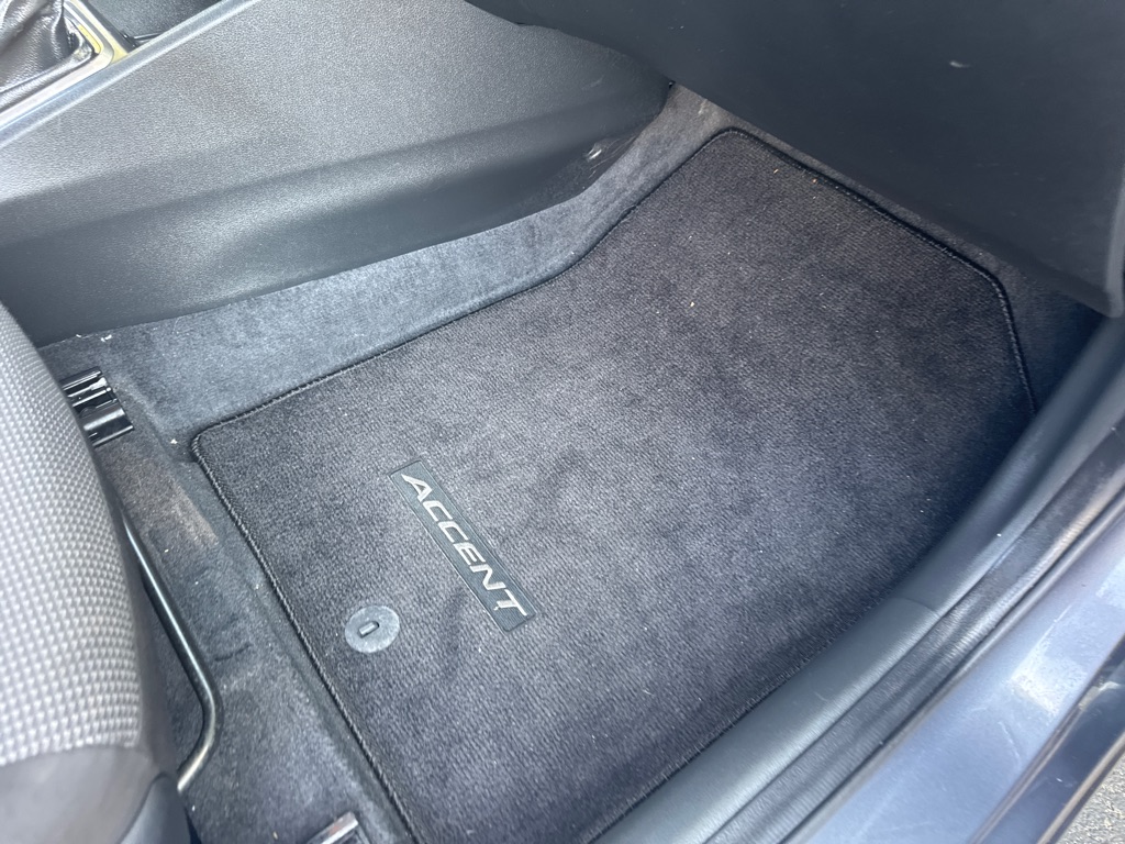 Photo 19 of this HYUNDAI ACCENT