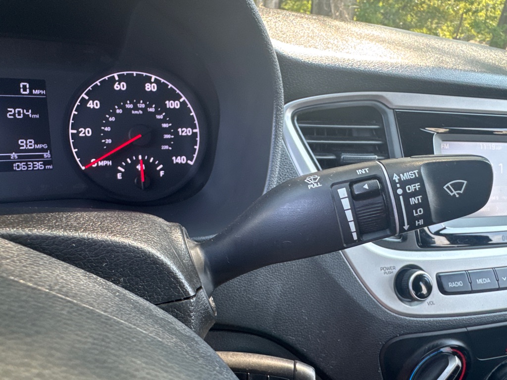 Photo 33 of this HYUNDAI ACCENT