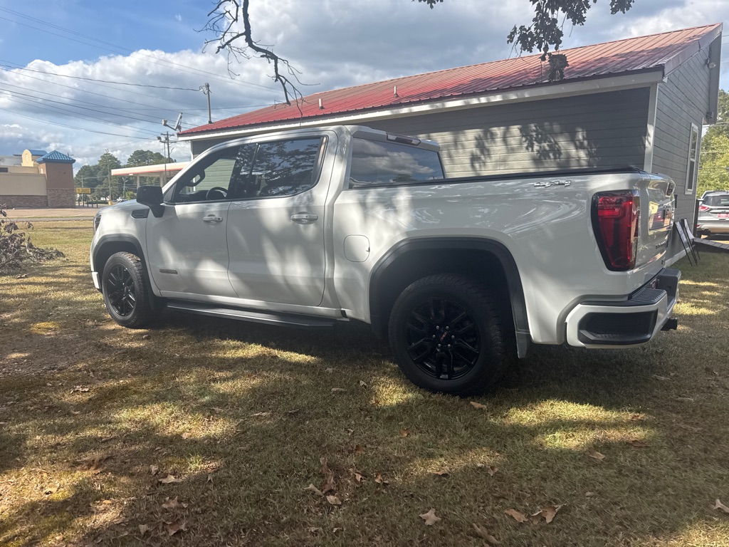 Photo 2 of this GMC SIERRA