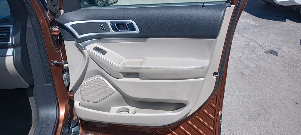 Photo 14 of this FORD EXPLORER