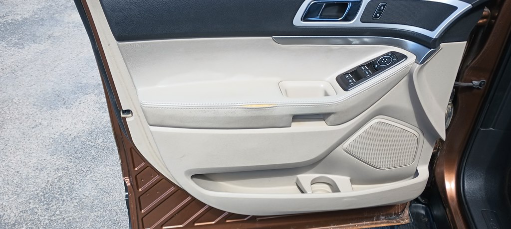 Photo 9 of this FORD EXPLORER