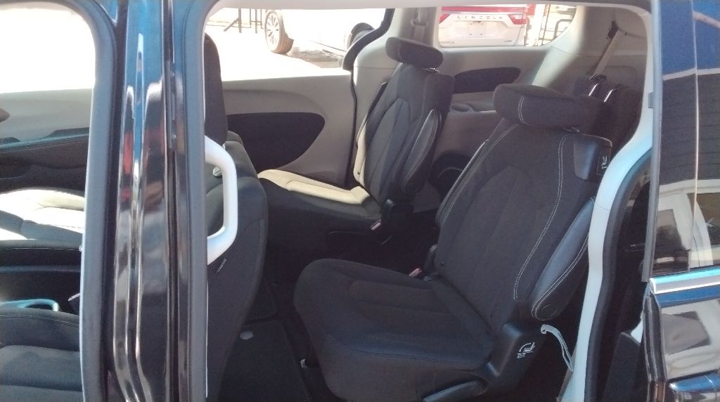 2022 Chrysler Voyager #13
