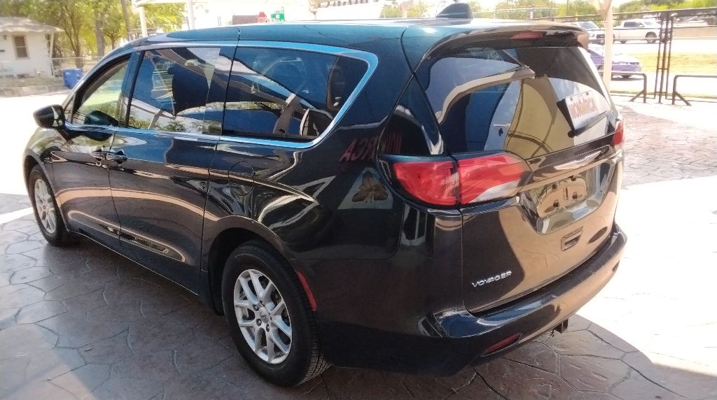 2022 Chrysler Voyager #10